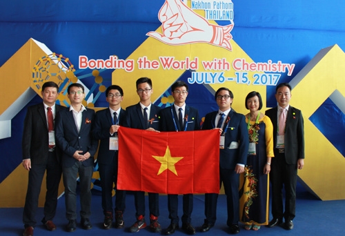 Vietnamese students make history with 3 golds at int’l chemistry contest