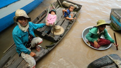 The floating life of Vietnamese children in Cambodia