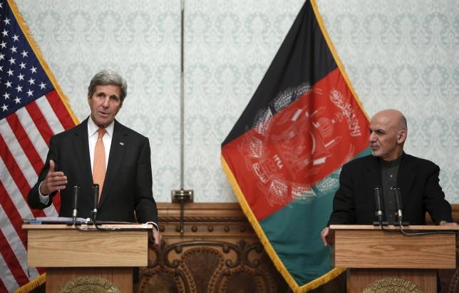 Kerry aims to ease crisis over Afghan unity pact during Kabul visit