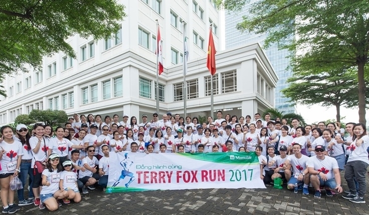 Manulife Vietnam donates nearly VND200 mil to Terry Fox Fund