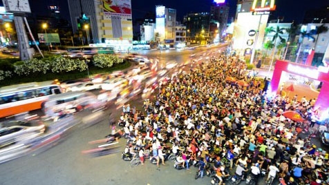 Thousands queue to get freebies from McDonald’s Vietnam