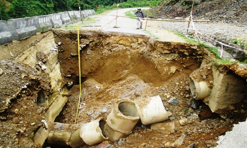 Sinkhole divides highway in central Vietnam