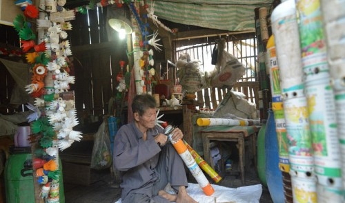 93-year-old Vietnamese furnishes house with pesticide bottles