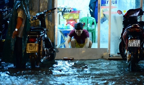 HCM City copes with flooding after torrential downpour