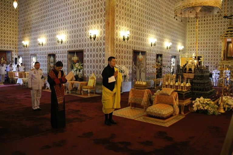 King of Bhutan pays respects to HM King Bhumibol