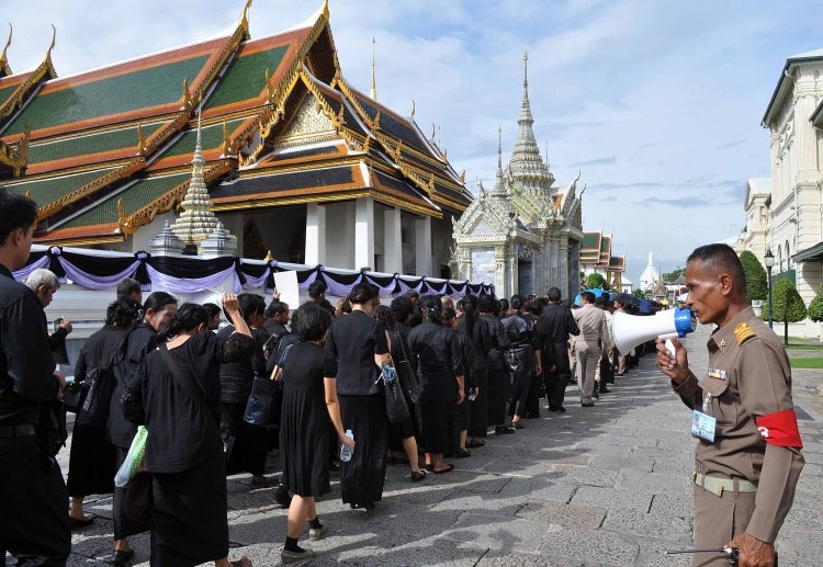 Thais continue to mourn late King Bhumibol Adulyadej