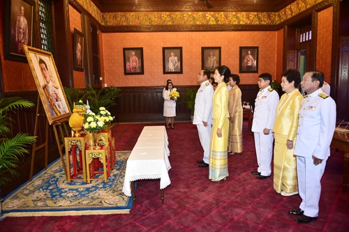 People sign their names to bless H.M. King