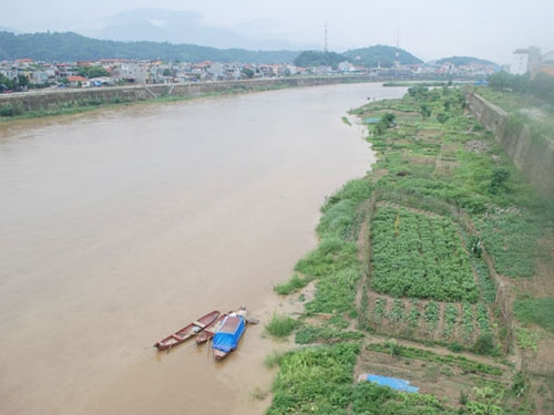 Sand exploitation destroying Red River