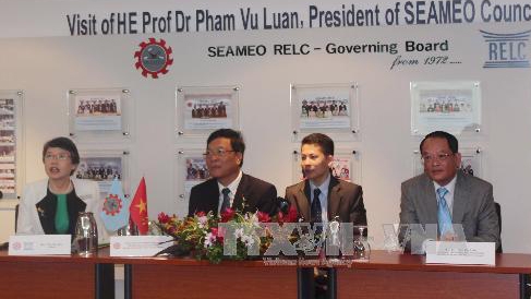 Education minister seeks to hone English-language teachers’ skills