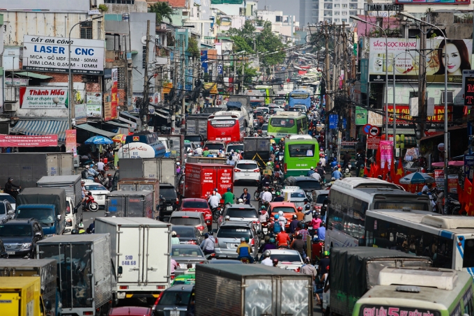 Saigon streets jammed as migrants rush home for Tet