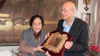 Vietnamese French professor receives Phan Chau Trinh Award