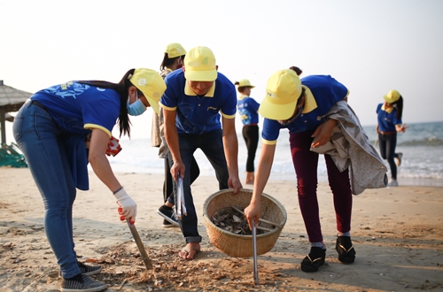 Thu Minh joins ‘beach clean-up’ campaign