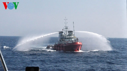 China ships continue to attack Vietnamese vessels