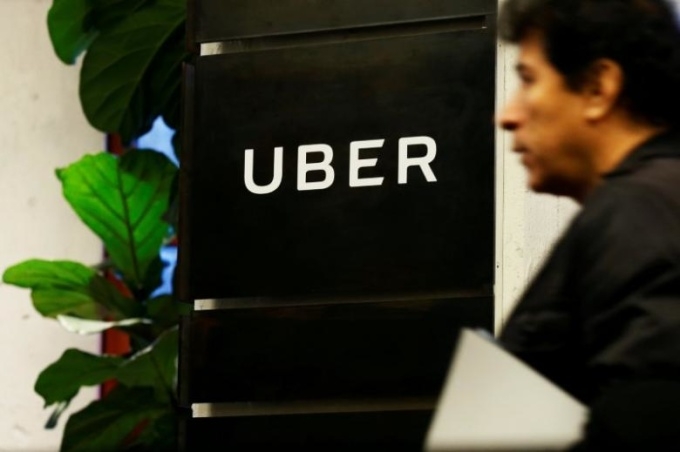 Vietnam bans new carpooling services from Uber, Grab