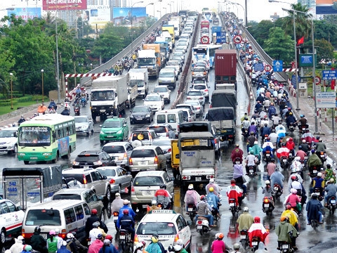 Officials slam Uber, Grab for choking up Saigon streets