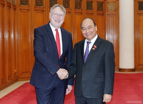 PM Phuc wishes for early approval of trade deals with EU