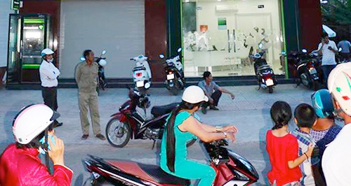 Masked man robs Vietnamese bank, takes away nearly US$90,000