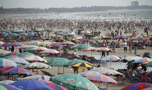 Popular coastal city in southern Vietnam to ban eating, drinking on beaches