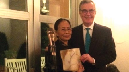 Poet Y Nhi receives award