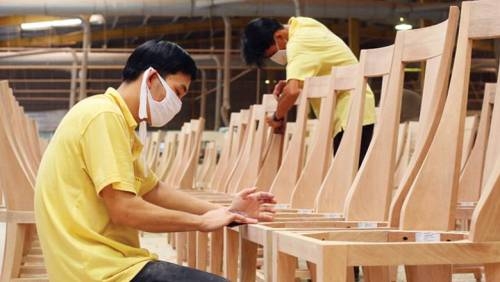 Wooden furniture manufacturers still cannot exploit advantages