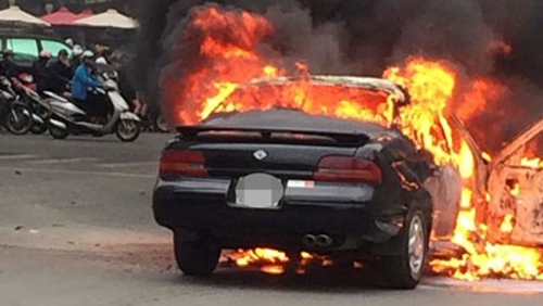 Car bursts into flames on Le Van Luong Street