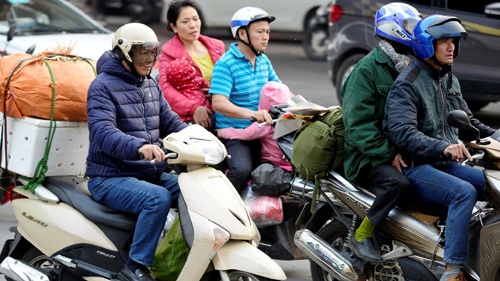 Traffic jams persist as travelers flock back to cities after Tet holidays