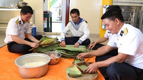 Images showing how DK1 Platform sailors celebrate TET