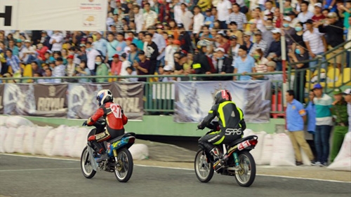 Fifty motorcyclists compete in national race