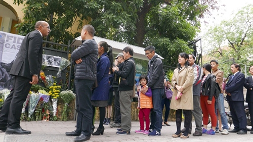 Long lines as Hanoians pay respects to Fidel Castro