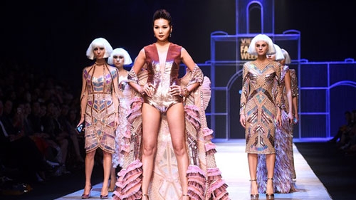 Thanh Hang looks resplendent at Vietnam Int’l Fashion Week