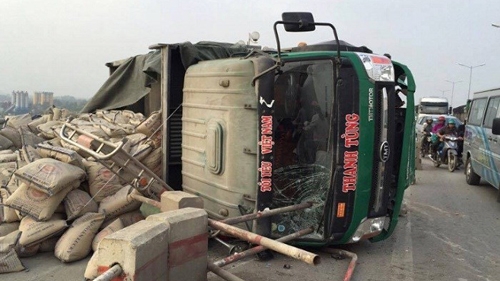 Truck rollover causes Thanh Tri Bridge traffic chaos