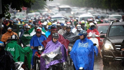 HCMC people wading through flood water on the first day of the week