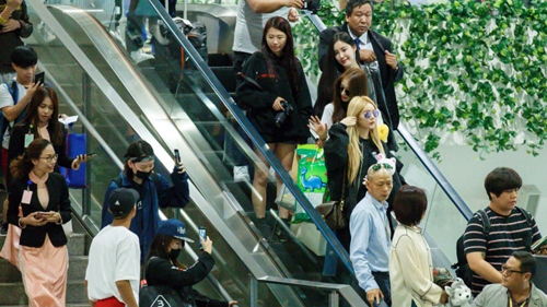 Korean band T-ara warmly welcomed in Vietnam