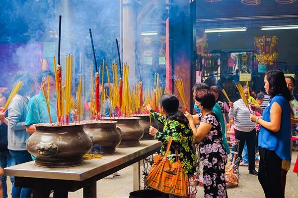 Pagodas overwhelmed with pilgrims during Lunar New Year holiday