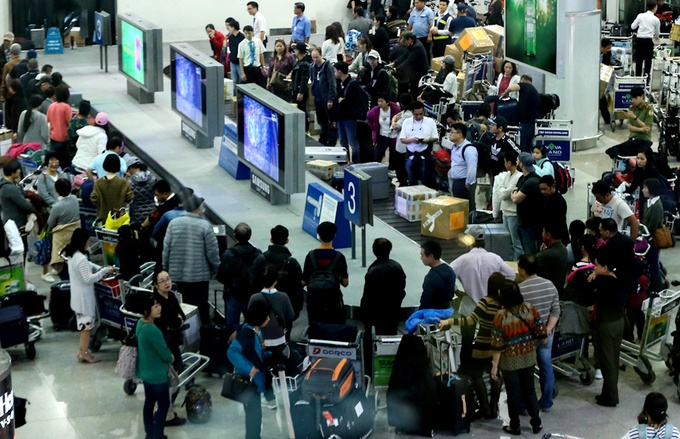 Baggage handler nabbed at airport for stealing passengers' phones