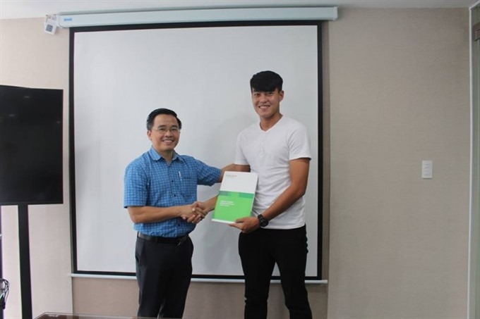 HAGL sign contract with midfielder Lam