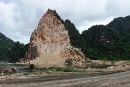 Vietnamese navy tries to make amends for illegal mining near Ha Long Bay