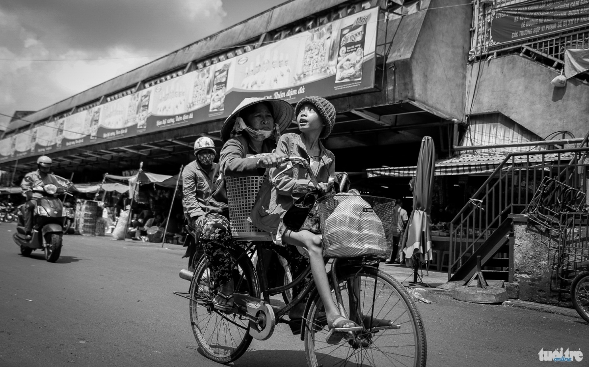 Vietnamese street vendor stands by cancer-stricken adopted daughter