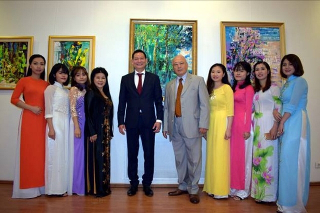 Vietnamese painter opens exhibition in Romania