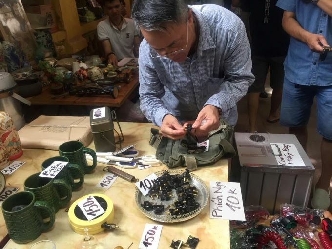 Hanoi flea market: war relics and curious insights