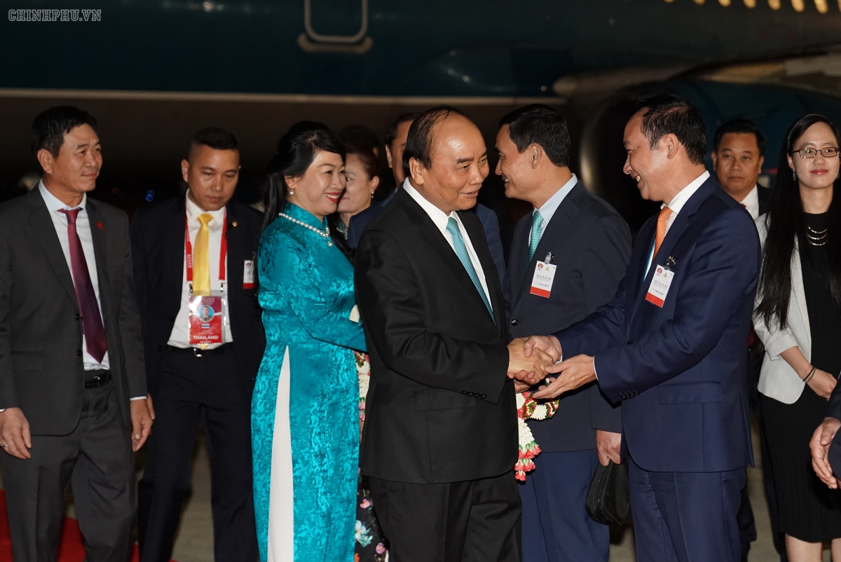 PM Phuc arrives in Bangkok for 35th ASEAN Summit