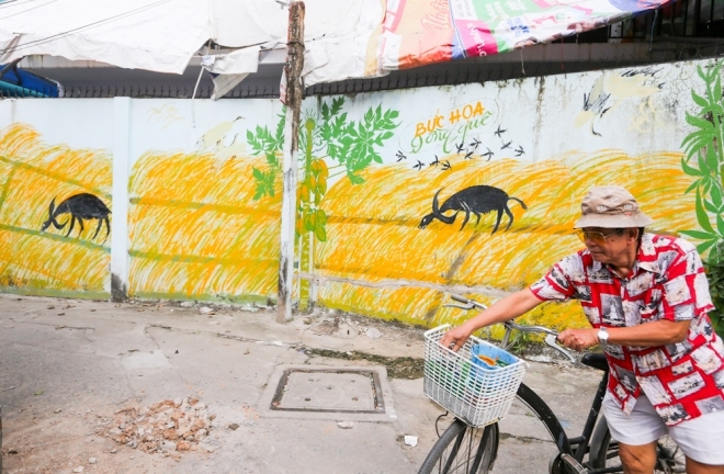 75-year-old artist's murals bring new life to Saigon alleys