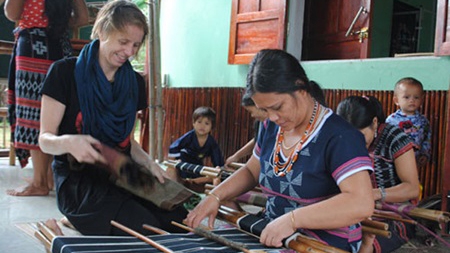 Belgian helps Co Tu weaving