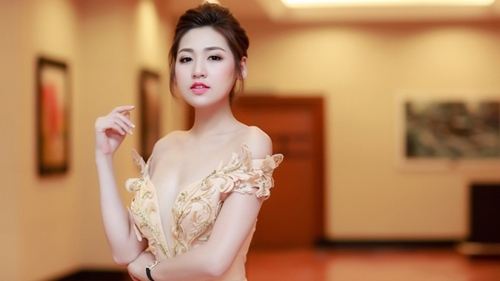 Tu Anh shows way too much skin at fashion event