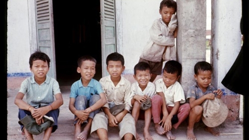 US photographer publishes pictures of Vietnam’s war kids then and now