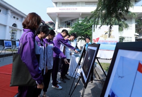 Exhibition featuring images and information on Truong Sa begins in Hanoi