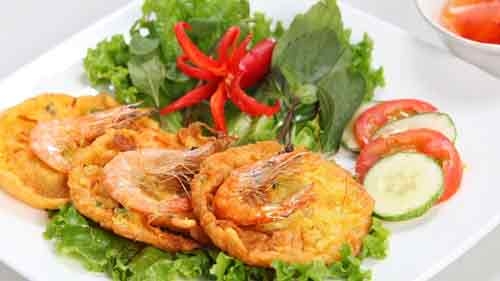 West Lake shrimp pancake - a must-try dish in Hanoi