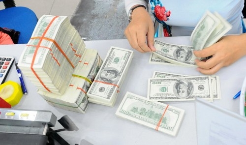 Banks race to keep dollar borrowers as tightened lending conditions near