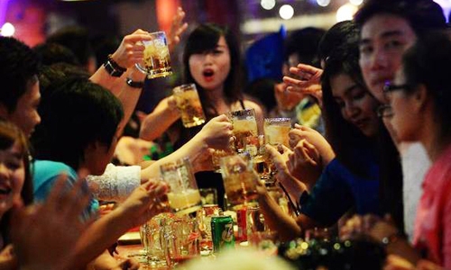 Vietnamese drink over one billion liters of beer in 4 months