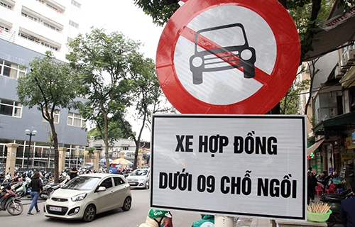 Hanoi bans Uber, Grab cars from 'no taxis' roads